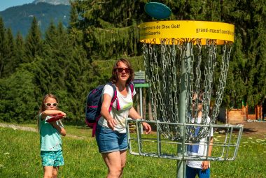 Découvrez le Disc Golf en famille à Morillon 1100 cet été – Une activité ludique et divertissante pour petits et grands